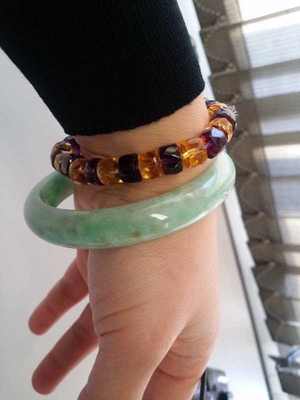 Expert Recommendations on Wearing a Jade Bangle